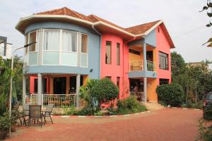 una casa colorida con un patio enfrente en Umusambi B&B, en Kigali