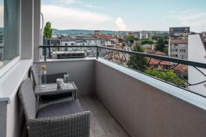 een balkon met een tafel en stoelen en uitzicht bij Апартамент Тюркоаз in Varna