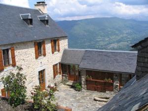 - un grand bâtiment en pierre avec vue sur la montagne dans l'établissement Ferme de Soulan, gîte de charme, à Saint-Lary-Soulan