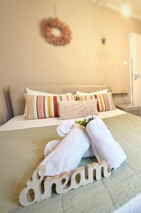- une chambre avec 2 lits et des serviettes à l'étage dans l'établissement Private Place to Stay self check in-nonstop- NETFLIX-WIFI, à Reşiţa