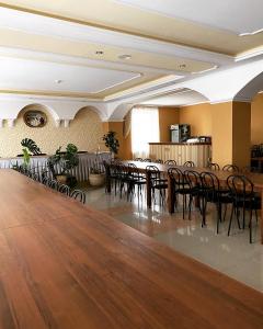 een grote kamer met een lange tafel en stoelen bij Olimp Soup&Bed in Ivano-Frankovo