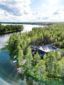una vista aérea de una casa en una isla en un río en Villa Kuulas, en Sääskilahti