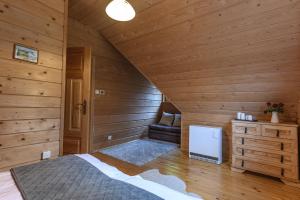 Łóżko lub łóżka w pokoju w obiekcie Apartament pod Skocznią