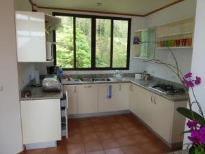 Η κουζίνα ή μικρή κουζίνα στο Casa Altamar +27 φωτογραφίες