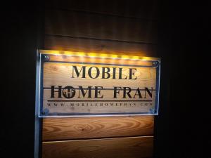 una señal para un moteleh tenemos firme en Mobile Homes Fran en Privlaka