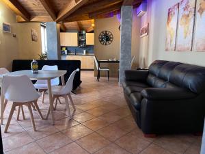 salon z kanapą i stołem w obiekcie Stea monolocale in villa w mieście Sommariva del Bosco