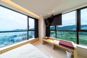 釜山にあるThe Club Hotel Gijang Yeonhwariのベッドルーム(大きな窓、薄型テレビ付) +34枚の写真