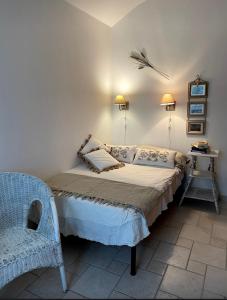マルティナ・フランカにあるTrulli de Charme '700- Il posto di Chiaraのベッドルーム1室(ベッド1台、椅子、テーブル付)
