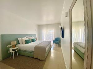 Postel nebo postele na pokoji v ubytování Vilamoura Avelãs Ocean View Apartment + 15 fotografií