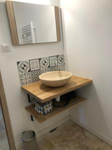 uma casa de banho com um lavatório e um espelho em Appartement T3 dans maison neuve 7 couchages em La Seyne-sur-Mer