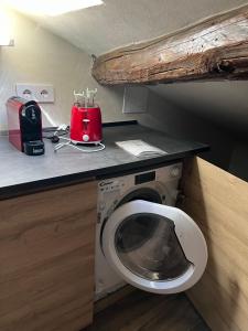 Kuchyňa alebo kuchynka v ubytovaní BelAbrì - central charme&comfort -mansarde e appartamento