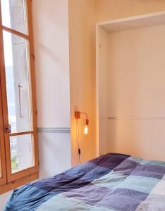 Schlafzimmer mit einem Bett und einem Fenster in der Unterkunft South side Samoens studio in Falconniere with an amazing view in Samoëns