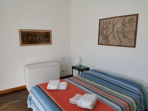 a bedroom with a bed with two towels on it at La Casa Del Quirino in Tirano