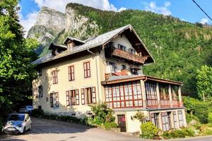 ein Haus mit einem davor geparkt in der Unterkunft South side Samoens studio in Falconniere with an amazing view in Samoëns