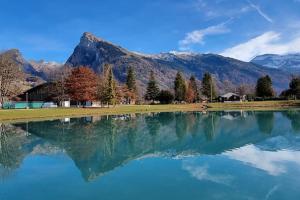 einen Blick auf einen See mit Bergen im Hintergrund in der Unterkunft South side Samoens studio in Falconniere with an amazing view in Samoëns