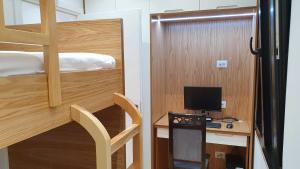 Zimmer mit einem Schreibtisch und einem Etagenbett in der Unterkunft ALIKO's peaceful house, close to bus terminal in Tirana