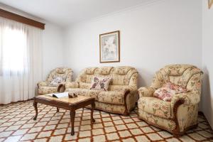a living room with two chairs and a couch at Villa Roses - Alcúdia in Alcudia