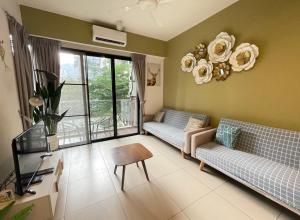 uma sala de estar com dois sofás e uma televisão em Park View at Midhills Genting Highlands Free WiFi em Bentong
