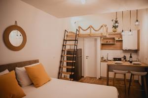 una camera con letto e una cucina con scala di Apartman Neo a Mostar