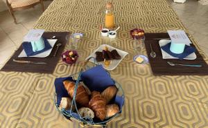 una tavola con un piatto di pane e altri prodotti alimentari di chadisietmaintenant a Montagne