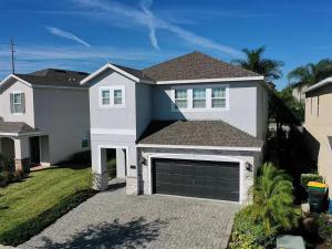 una gran casa blanca con garaje en Luxurious 6 bedroom Villa with private pool & Spa, en Orlando