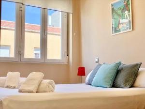 um quarto com uma cama grande e uma janela em Charming Blasco de Garay - Estancias Temporales em Madri