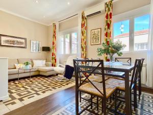 een woonkamer met een tafel en stoelen bij Charming Blasco de Garay - Estancias Temporales in Madrid