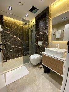 een badkamer met een toilet, een wastafel en een douche bij Marinus Hotel in Ulcinj