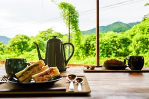 einen Tisch mit einem Wasserkocher und Teller mit Lebensmitteln in der Unterkunft Nikko Cottage Yurt in Nikko