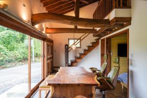 日光的住宿－Nikko Cottage Yurt，一间带桌子和楼梯的用餐室