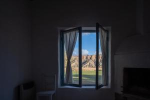 uma janela com vista para a montanha em Sala de Payogasta em Payogasta