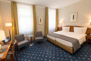 Postel nebo postele na pokoji v ubytování Hotel Oranien Wiesbaden