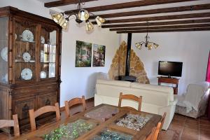 a living room with a couch and a table at CASA PEPE Y MARI CON PISCINA in Alora