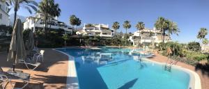 Basen w obiekcie STUNNING 175 m2 APARTMENT with TERRACE and JACUZZI lub w pobliżu