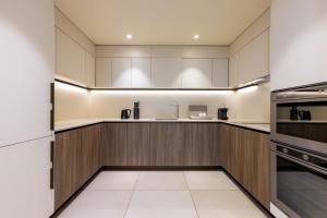 Η κουζίνα ή μικρή κουζίνα στο voco Doha West Bay Suites by IHG