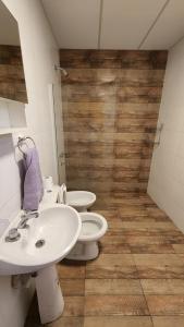 uma casa de banho com 2 WC e um lavatório em Depto roca em General Roca