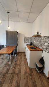uma cozinha com uma mesa de madeira e um piso de madeira em Depto roca em General Roca