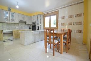 Kuchyňa alebo kuchynka v ubytovaní Casa con jardín próxima a Vilagarcía de Arousa