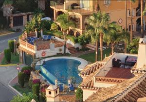 una vista aérea de una casa con piscina en Outstanding VIEWS @ Puebla Aida - Roof terrace with Sea, Mountain and Golf view by Solrentspain, en Mijas