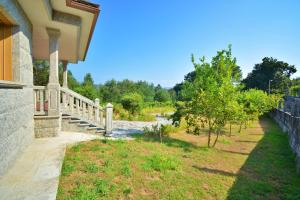 Vonkajšia záhrada v ubytovaní Casa con jardín próxima a Vilagarcía de Arousa