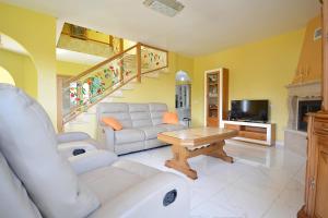 Televízia a/alebo spoločenská miestnosť v ubytovaní Casa con jardín próxima a Vilagarcía de Arousa
