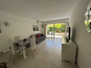 uma sala de estar com uma mesa e um sofá em Apartment Cannes Rico Beach em Cannes