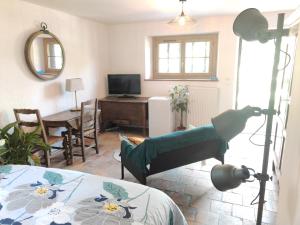 a room with a room with a table and a mirror at Chambre indépendante au calme avec parking privé in Souvigny-de-Touraine