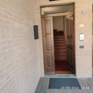 eine Tür zu einem Gebäude mit Ziegelwand in der Unterkunft M & M Pinzi Suite Apartment in Montepulciano Stazione