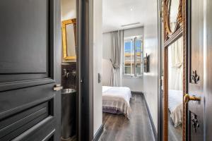 pasillo con habitación con cama y espejo en Croisette Luxury Waterfront across the sea en Cannes