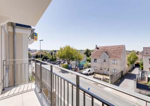 a balcony with a view of a street at Au CALME entre DISNEY et PARIS in Villiers-sur-Marne