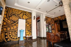Area tempat duduk di Hope Hotel Yogyakarta