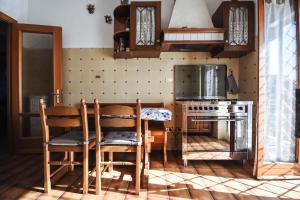 A kitchen or kitchenette at Appartamento di design