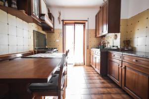 A kitchen or kitchenette at Appartamento di design