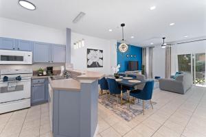 cocina y sala de estar con mesa y sillas en JC DISNEY House, en Kissimmee